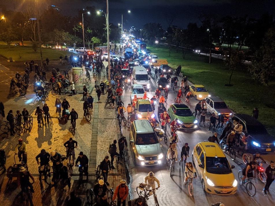 Bogotá, capitale « mondiale » ou « mortelle » du vélo ? Les collectifs cyclistes continuent de se mobiliser pour plus de sécurité dans la ville.