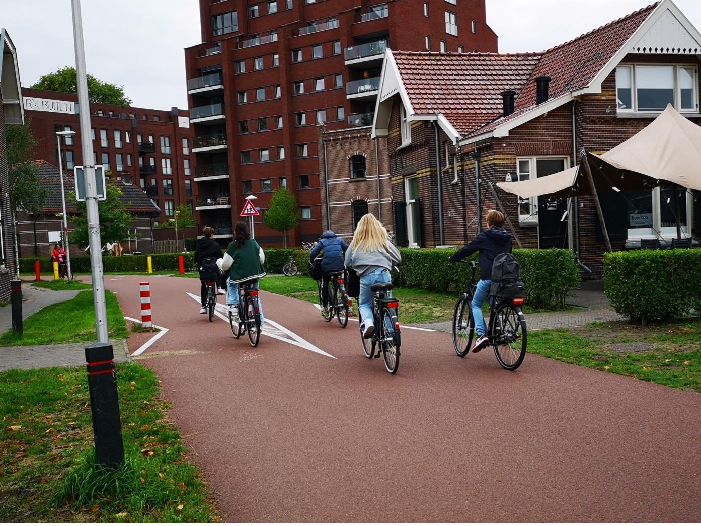 Les aménagements cyclables, une nécessité ? Ou comment Amsterdam nous pousse à réfléchir la mobilité autrement.