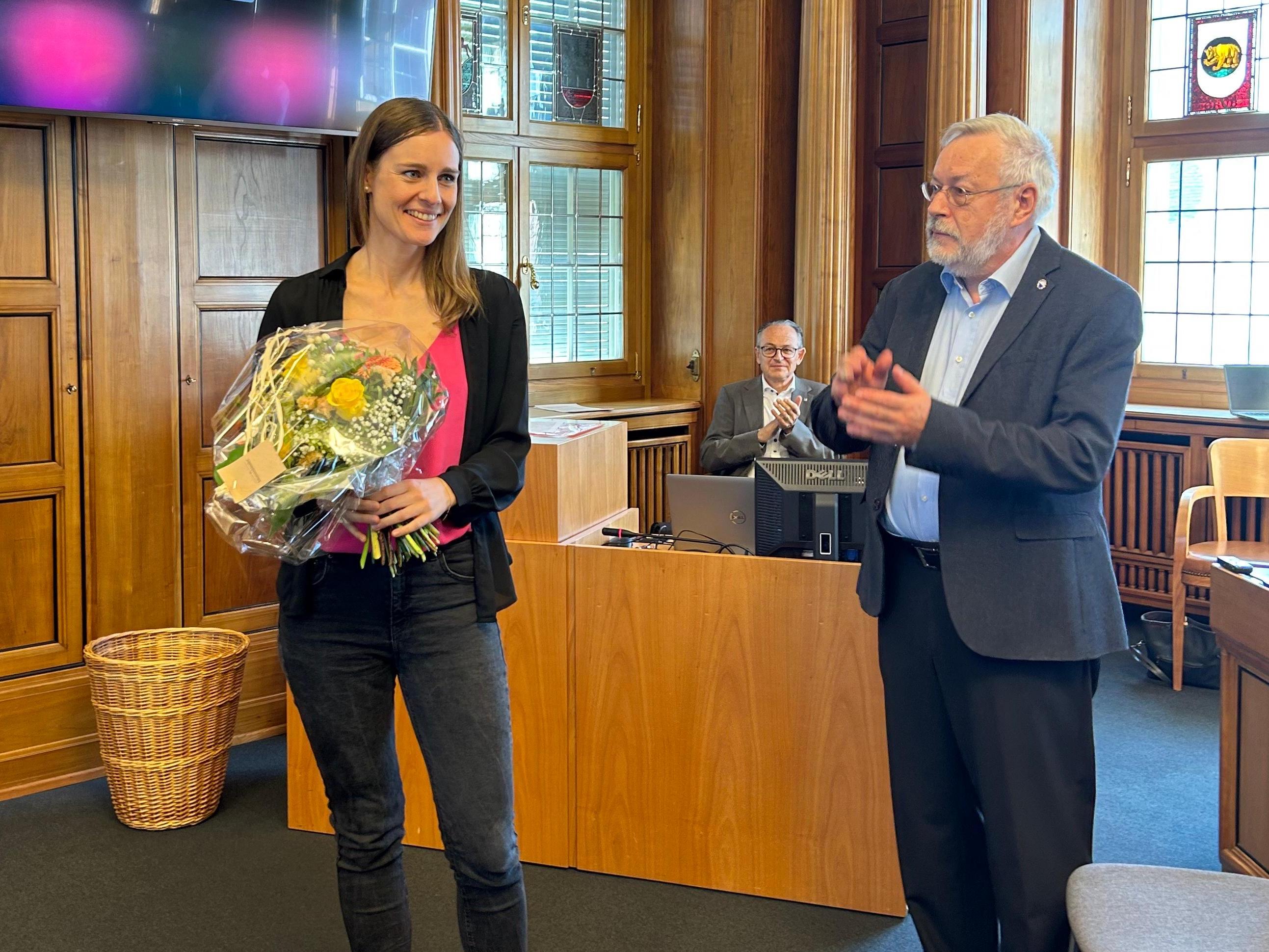 Constance Kaempfer reçoit le prix 2023 de la Société suisse pour les questions parlementaires
