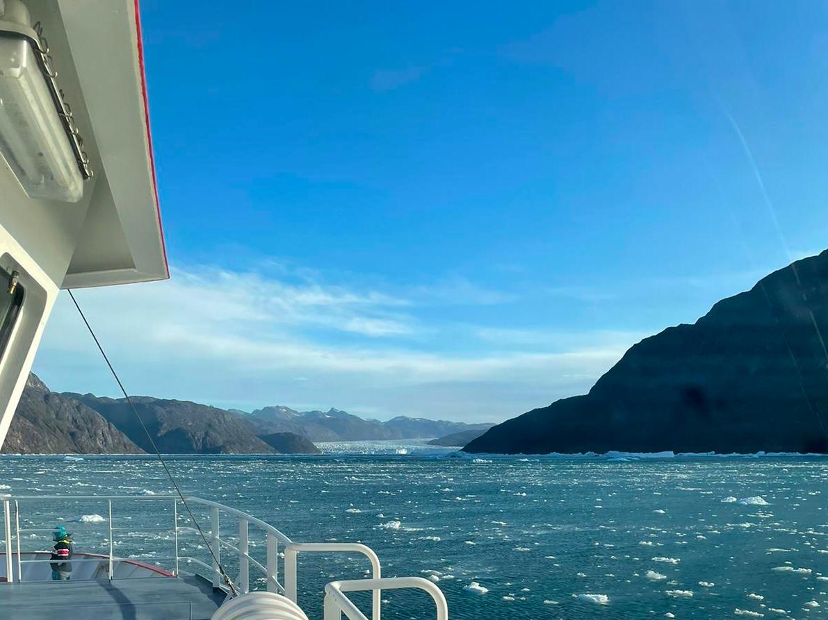 Deux étudiant·e·s explorent les fjords du Groenland, à bord d’un navire de recherche
