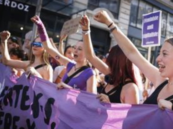 Pourquoi le violet est la couleur des féministes ?