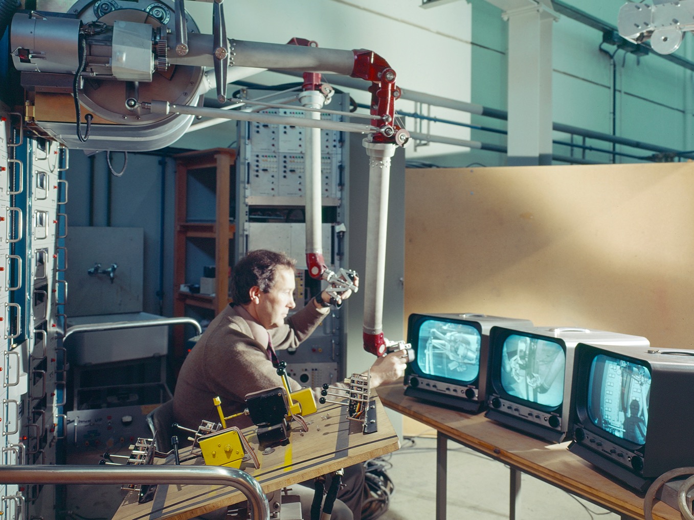 ©R. Horne en plein travail avec le robot Mascot/Mantis du CERN. Fév. 1974 © 1974-2025 CERN.